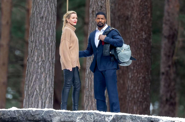 넷플릭스-영화-백-인-액션-제이미-폭스-카메론-디아즈-스틸컷