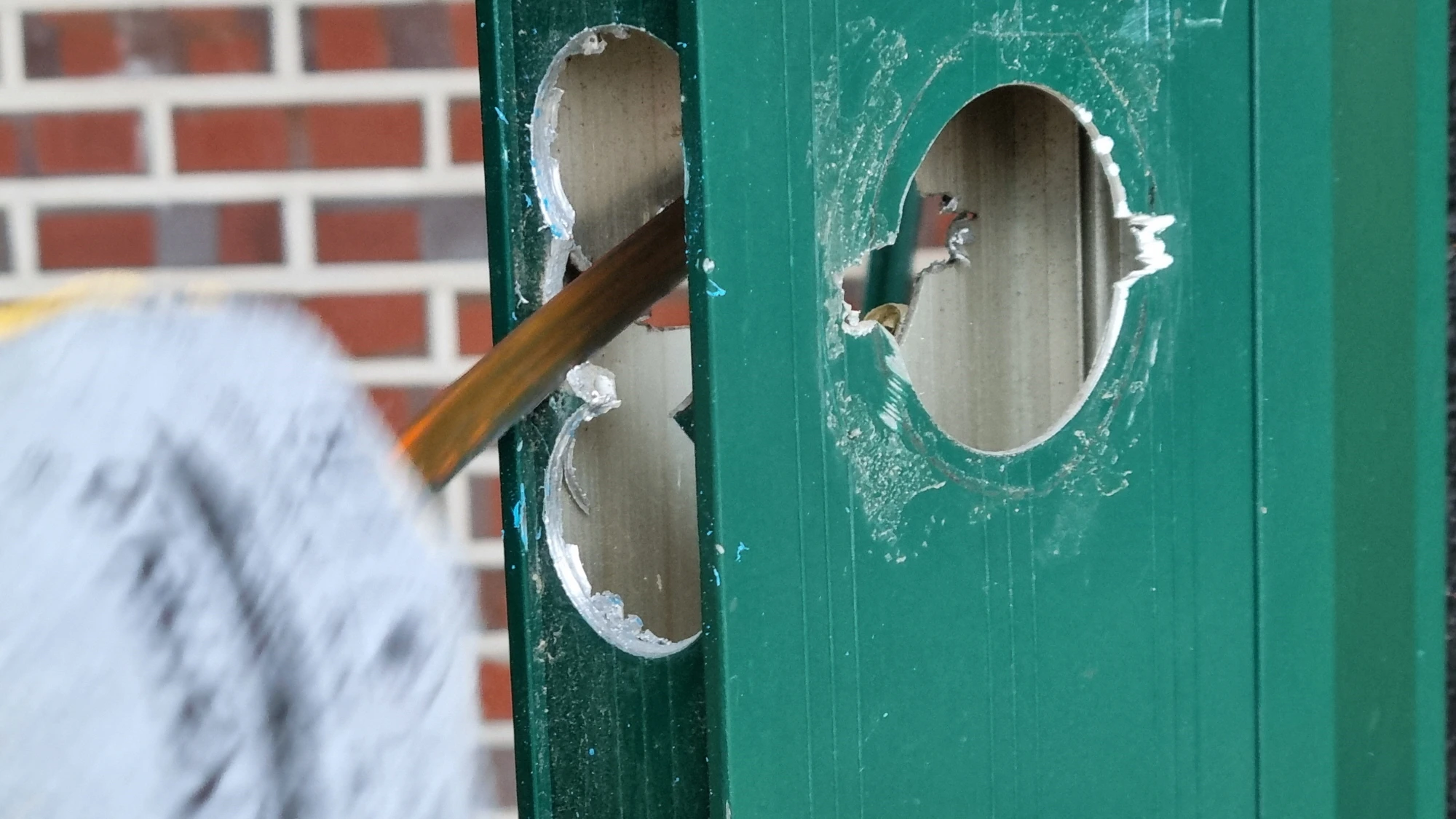 문 옆면 구멍 만드는 모습