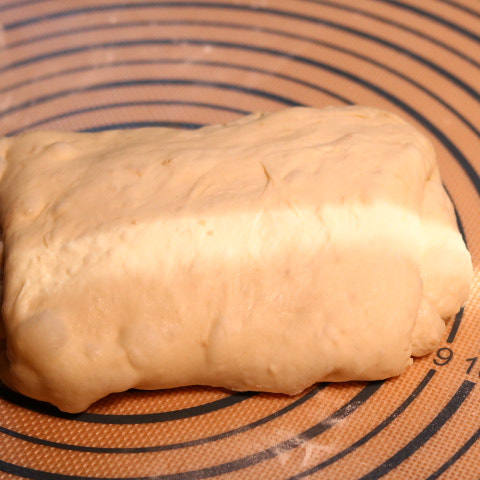 접어준 빵 반죽을 뒤집은 후 다시 접어준다