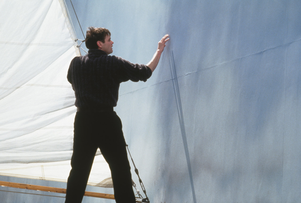 배를 타고 짐캐리의 세상속 의 끝을 만지는 모습