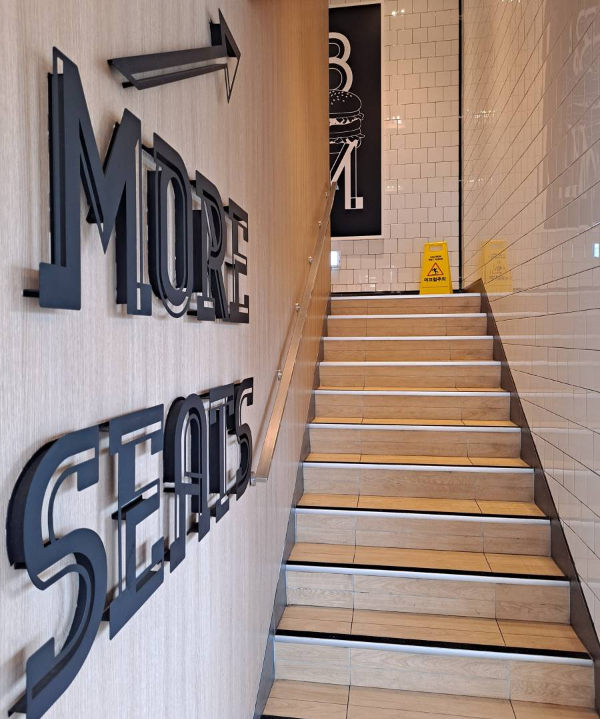 맥도날드 2층계단