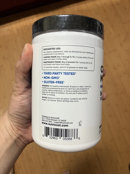 뉴트리코스트 크레아틴 500g 용기 뒷면 – 섭취 방법, 성분 특징, 보관법, 바코드가 표시된 라벨