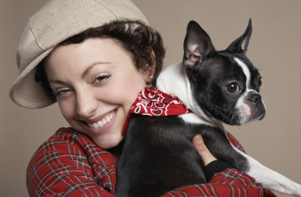 프렌치 불독을 안고 있는 여자.