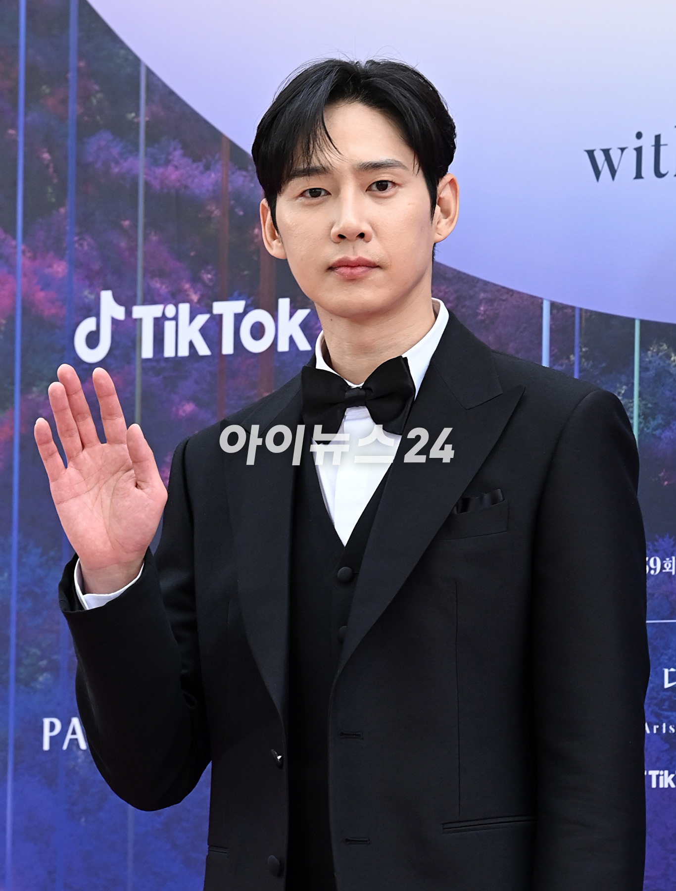 배우 박성훈이 28일 오후 인천 파라다이스시티에서 열린 제59회 백상예술대상 레드카펫에서 포즈를 취하고 있다. [사진=김성진 기자]