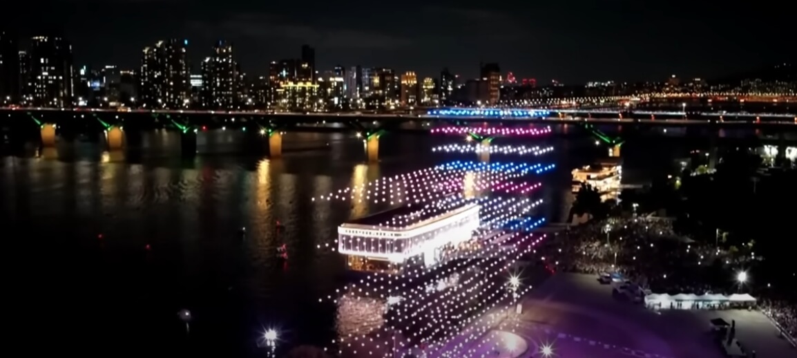 밤하늘을 수놓는 드론 퍼포먼스