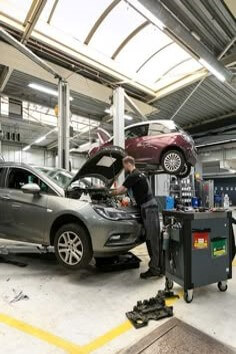 교통사고가-나서-카센터에서-엔지니어가-정비하는-모습