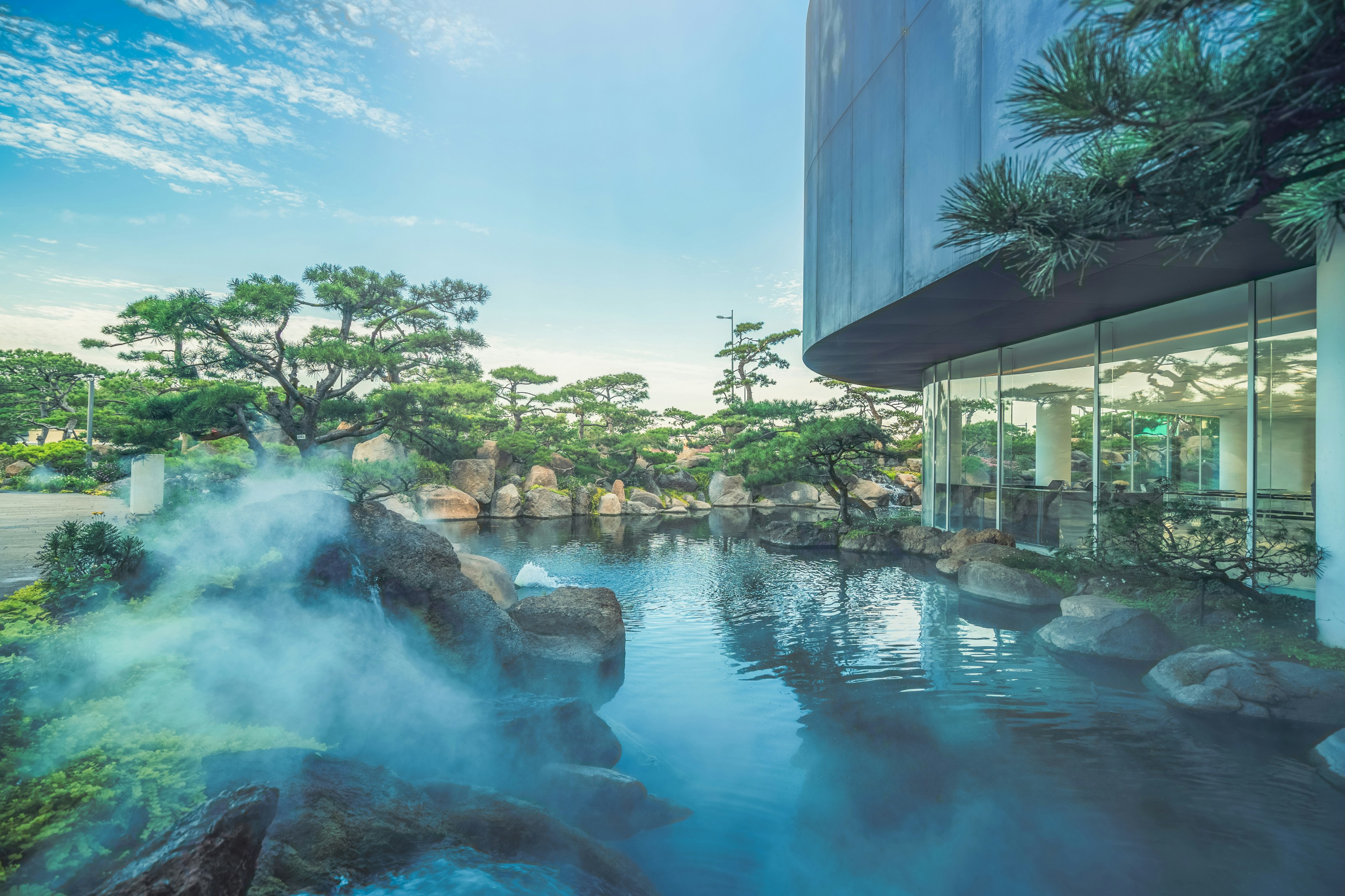 조경과 잘 어우러진 노천탕 전경