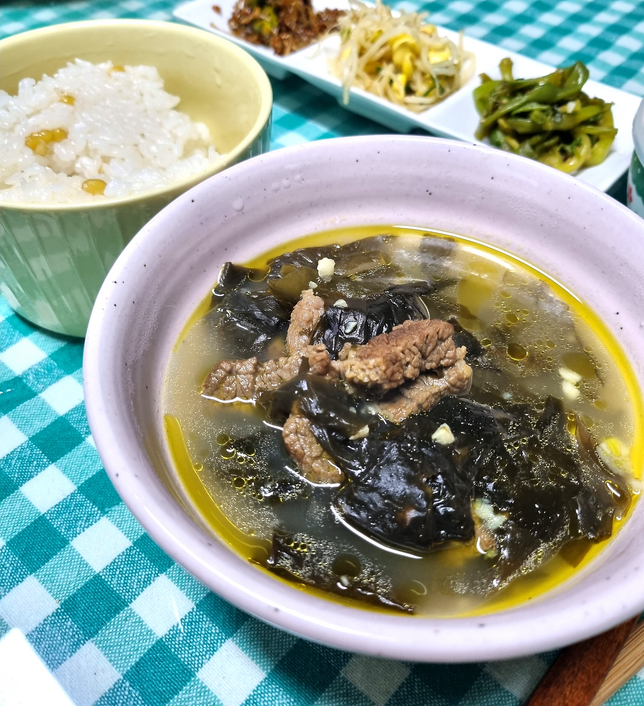 소고기 미역국 정갈한 상차림과 푸드 플레이팅 - 보라카이의 감성 식탁