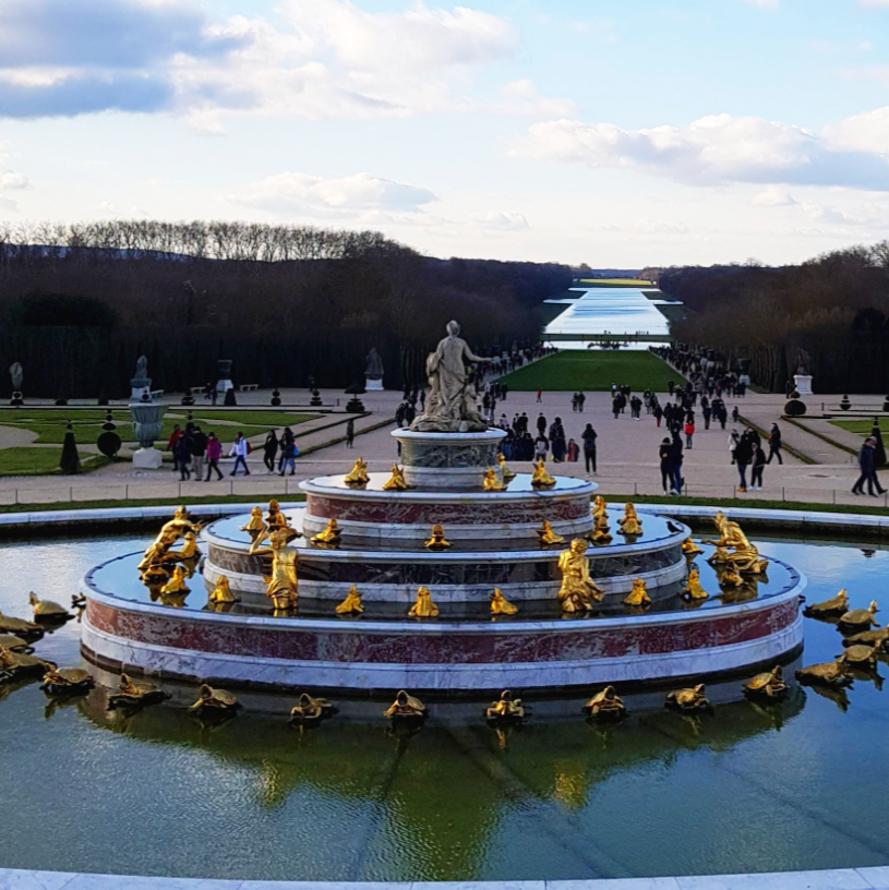 베르사유 궁전 정원의 황금빛 분수대