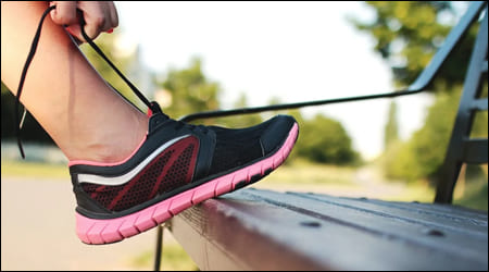 운동화 끈을 매고 있는 모습