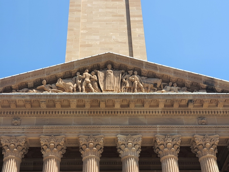 시티홀 꼭대기 조각상이 만들어진 이야기