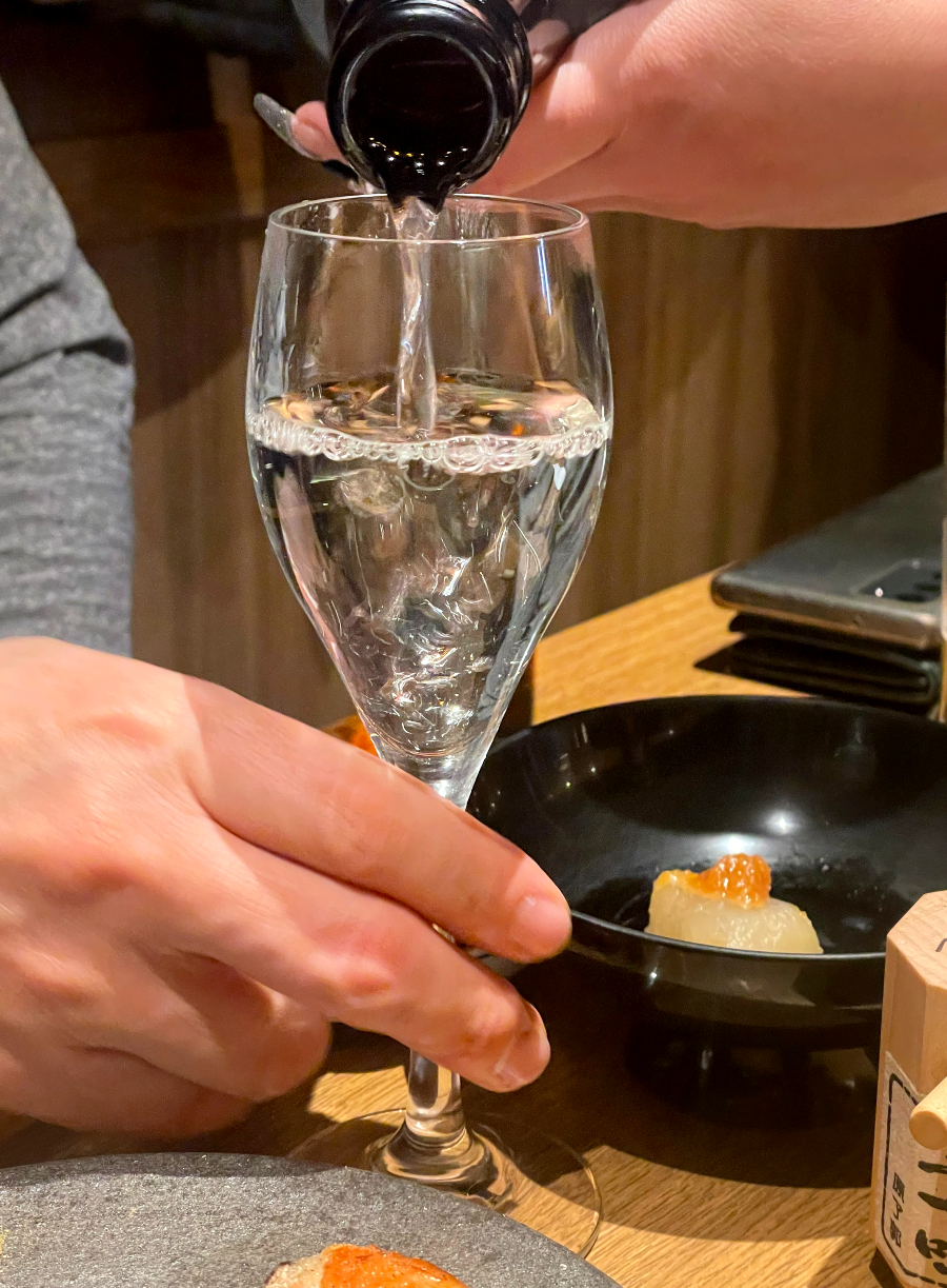 쿠마노 야키토리 사케 따르기