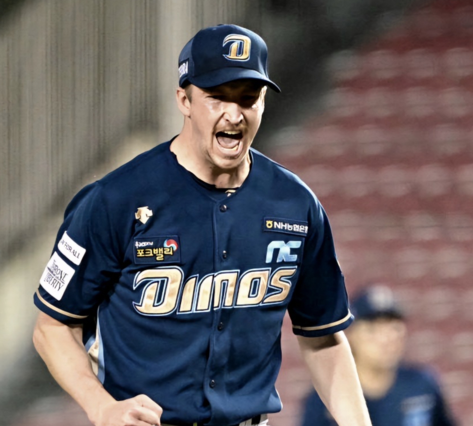 에릭 페디 선수가 포효하고 있다.