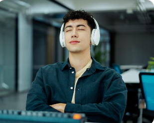 익숙한 음악을 듣는 순간 생각의 흐름이 안정되고 집중이 되는 상태의 장면