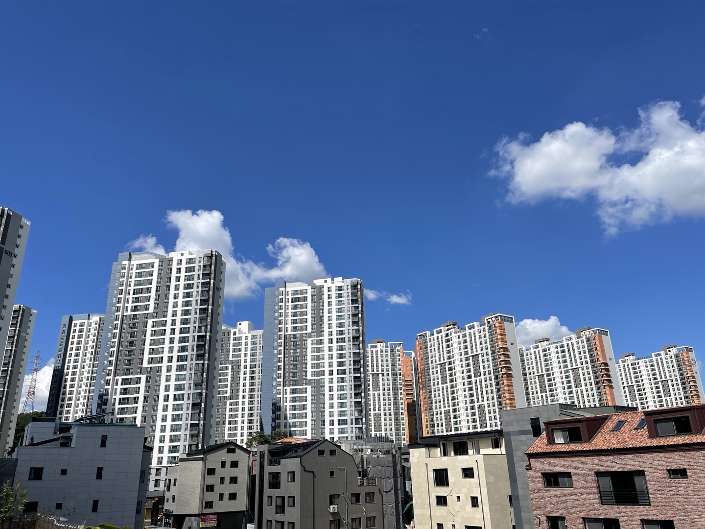 시흥시의 아파트와 하늘