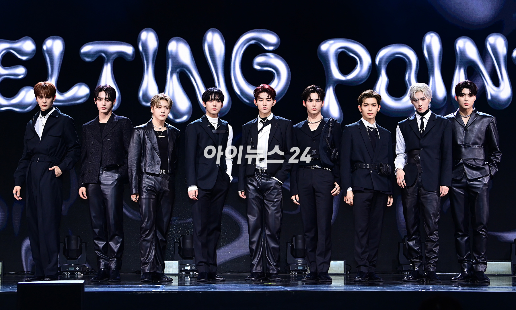 그룹 제로베이스원(ZEROBASEONE)이 5일 오후 서울 광진구 예스24라이브홀에서 열린 두 번째 미니앨범 &#39;멜팅 포인트&#39;(Melting Point) 발매 기념 쇼케이스에서 포토타임을 갖고 있다. [사진=정소희 기자]