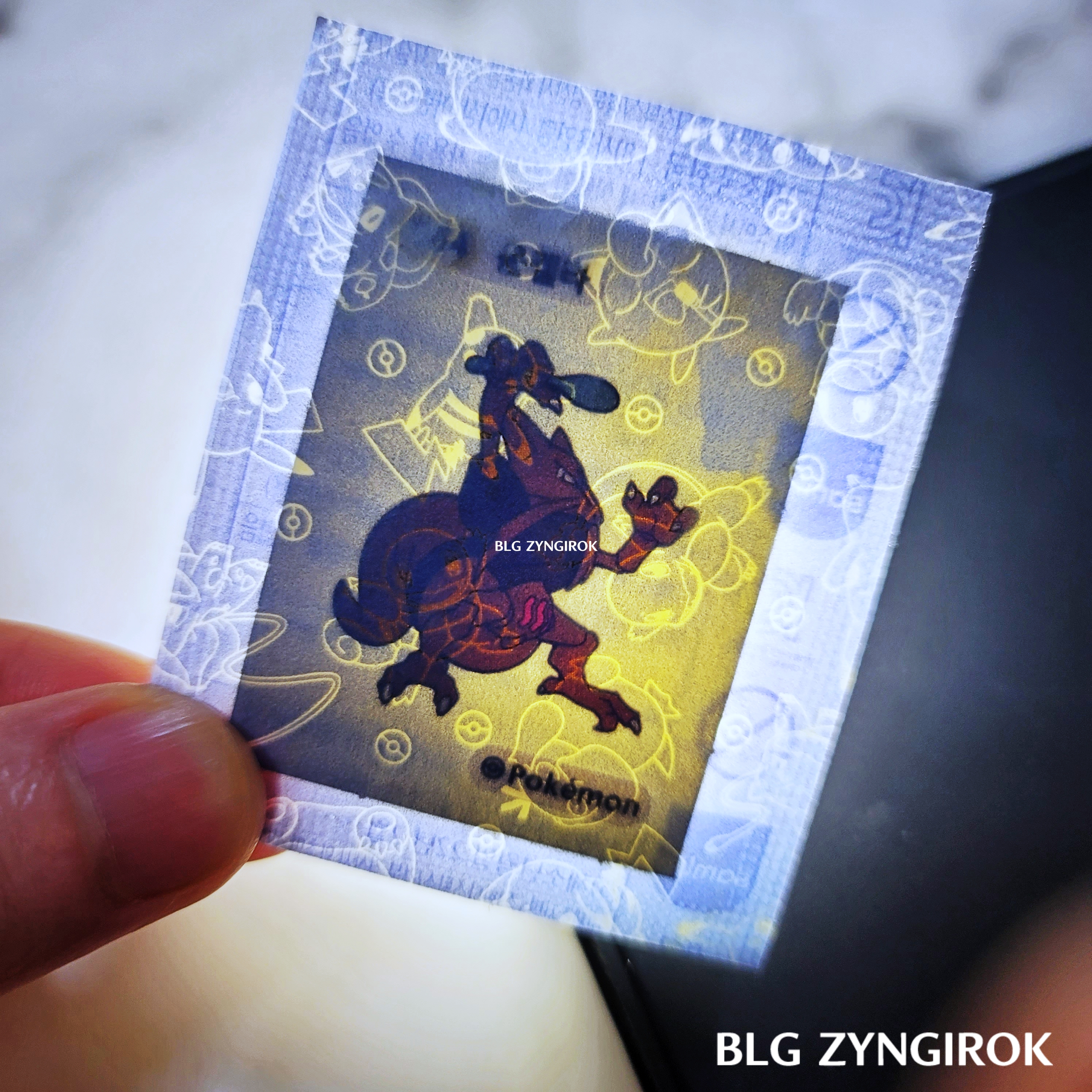 띠부띠부씰-윤겔라를-들고있다.