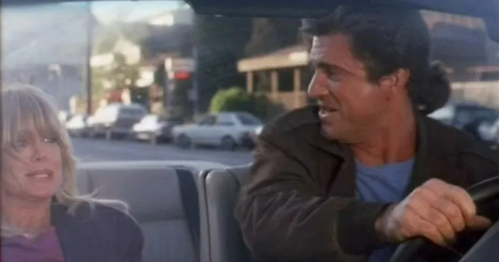 자동차 안에서 겁에 질린 골디혼과 핸들을 잡고 웃는 멜깁슨