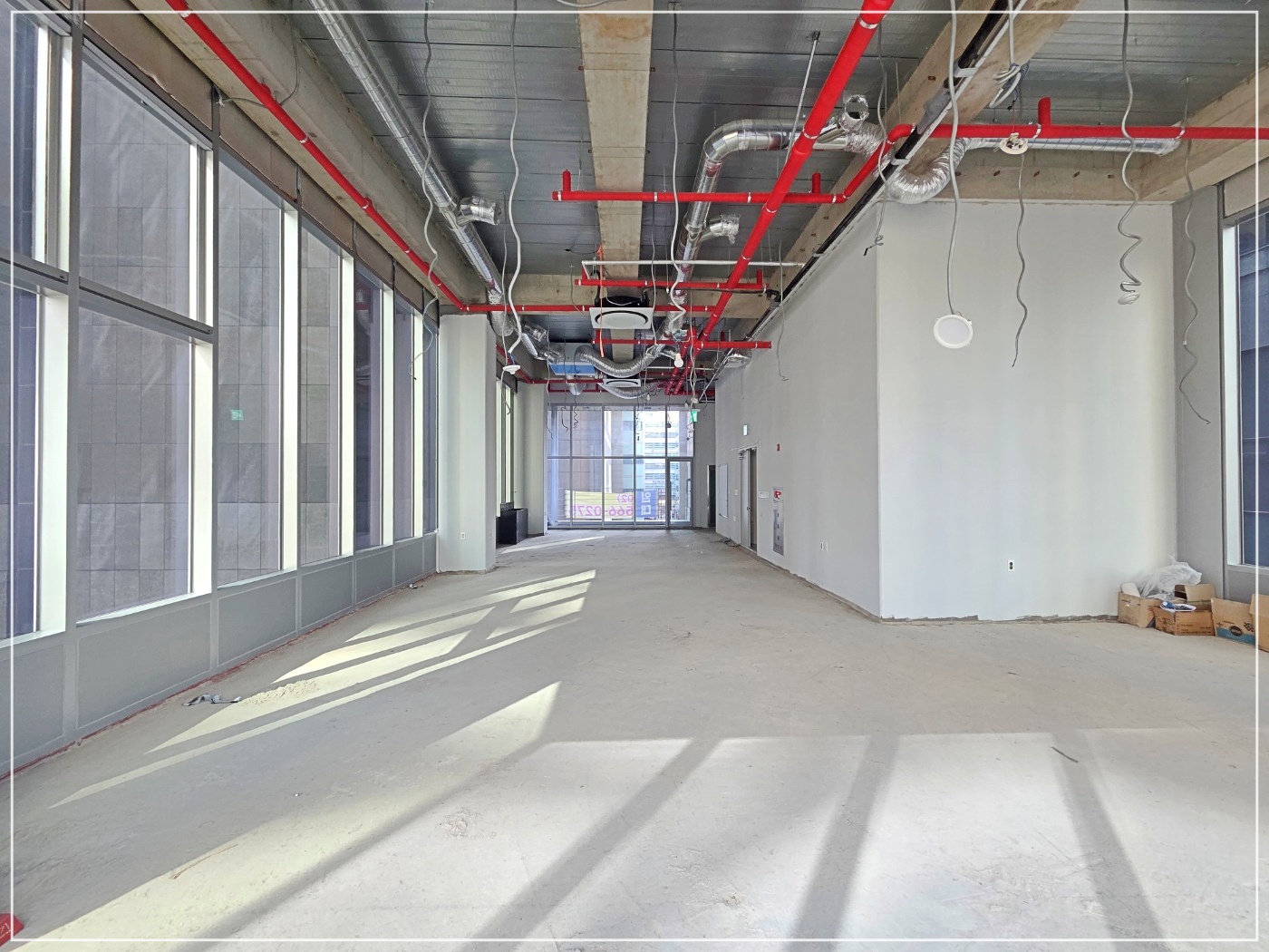 사무실 내부 전경_원상복구로 인하여 천장과 바닥이 원래대로 복구되어 있는 모습을 볼 수 있다.