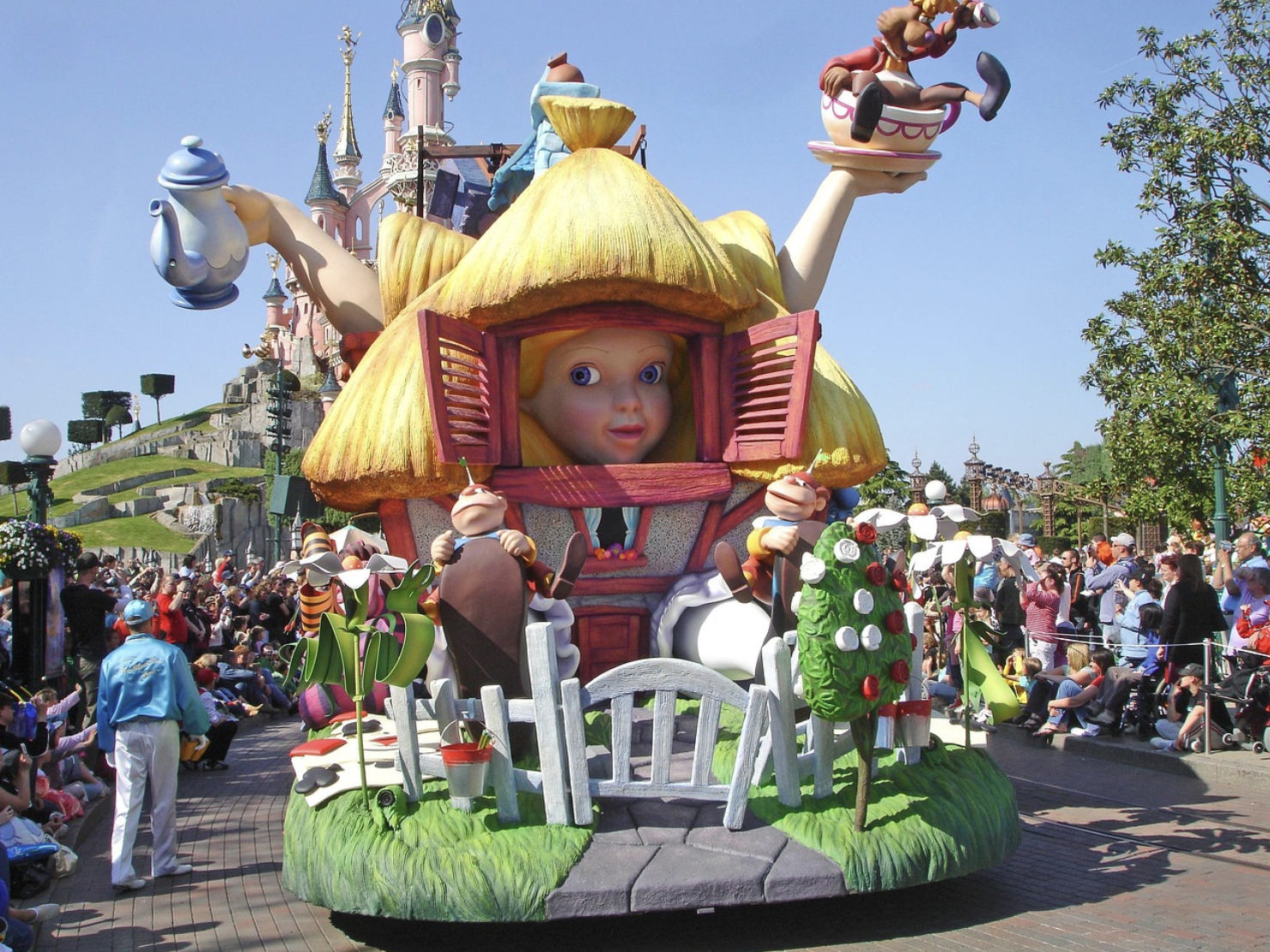 퍼레이드를 관람하는 방문객들 – 집단적 감정 공유를 통해 공동체 경험을 형성하는 디즈니 운영 전략