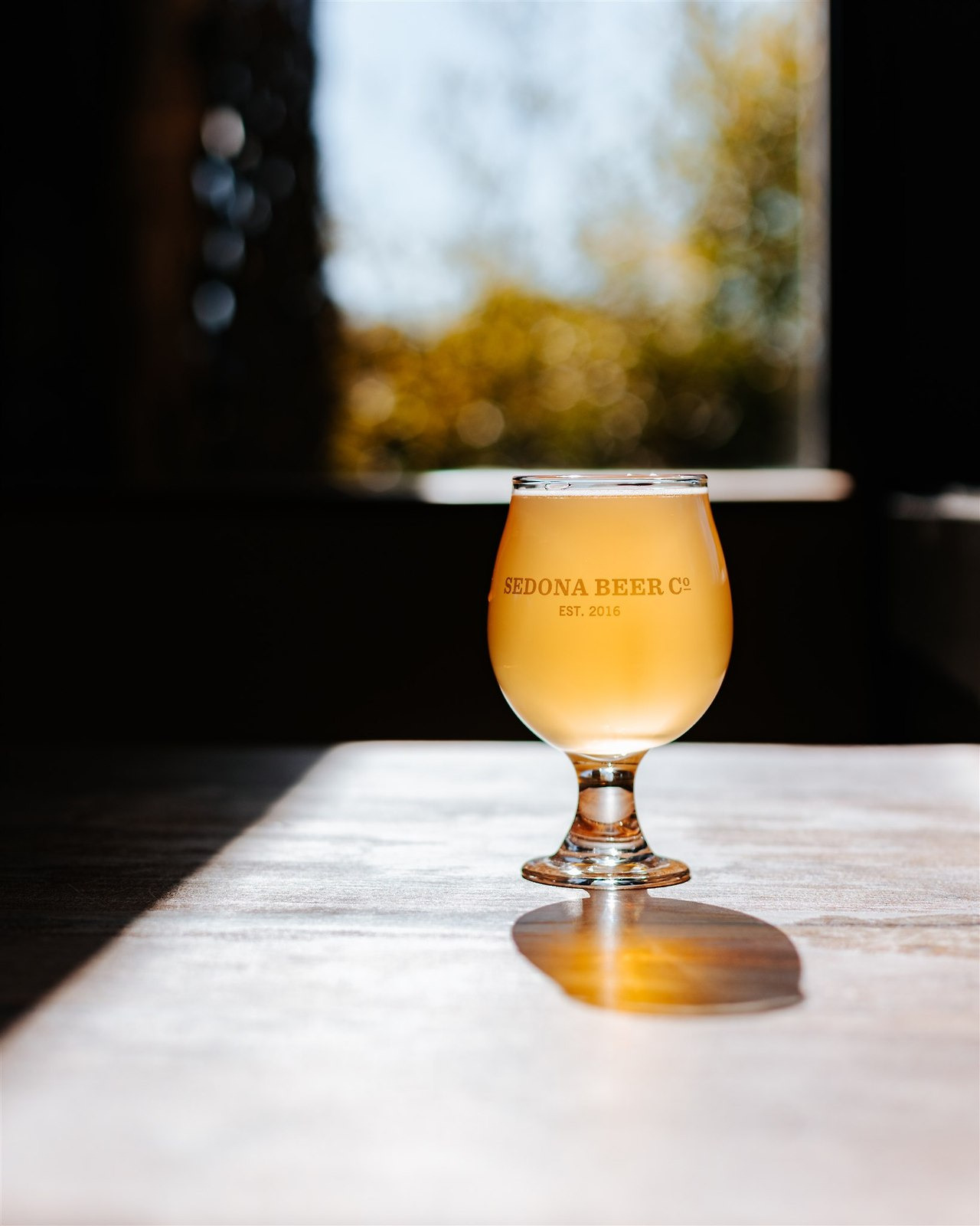 햇살이 비치는 창가에서 즐기는 세도나 비어 컴퍼니의 헤이지 IPA