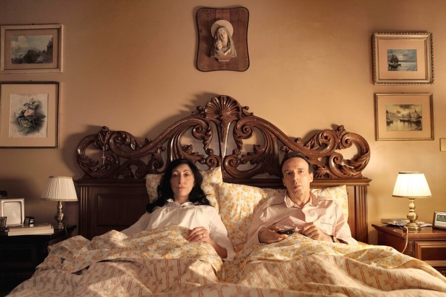 아내와 나란히 누워 티비를 시청하는 레오폴도