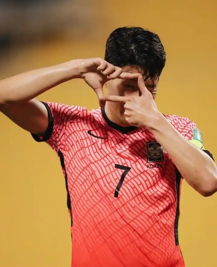 한국-국가대표-유니폼을-입은-손흥민-선수가-골을-넣은후-찰칵-세리머니를-하는-모습