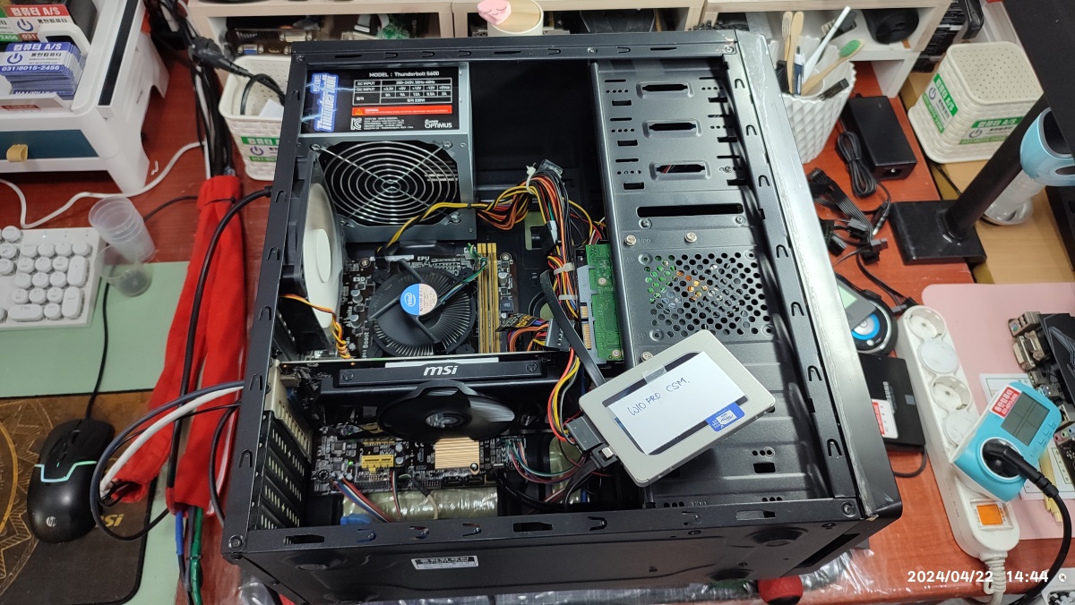 윈도우10 설치된 SSD를 먼저 연결해서 부팅 속도 확인중