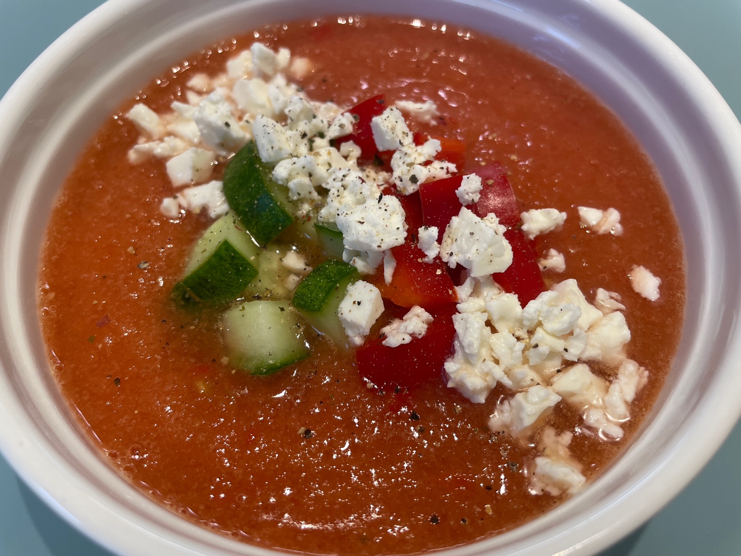 가스파초 레시피 - 페타 치즈 올리고, 통후추 갈기