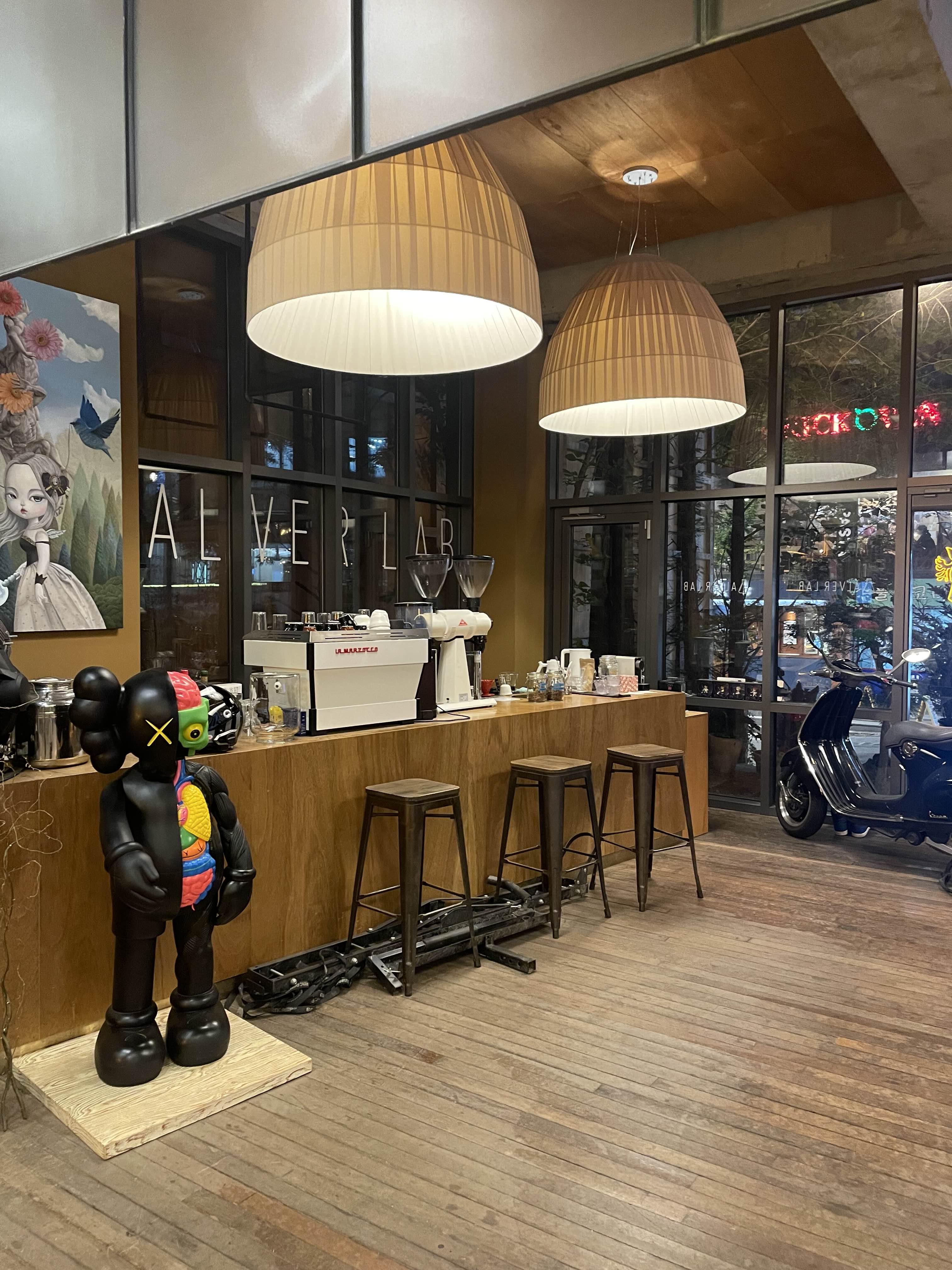 큰 조명과 커피를 로스팅하는 기계가 배치됨