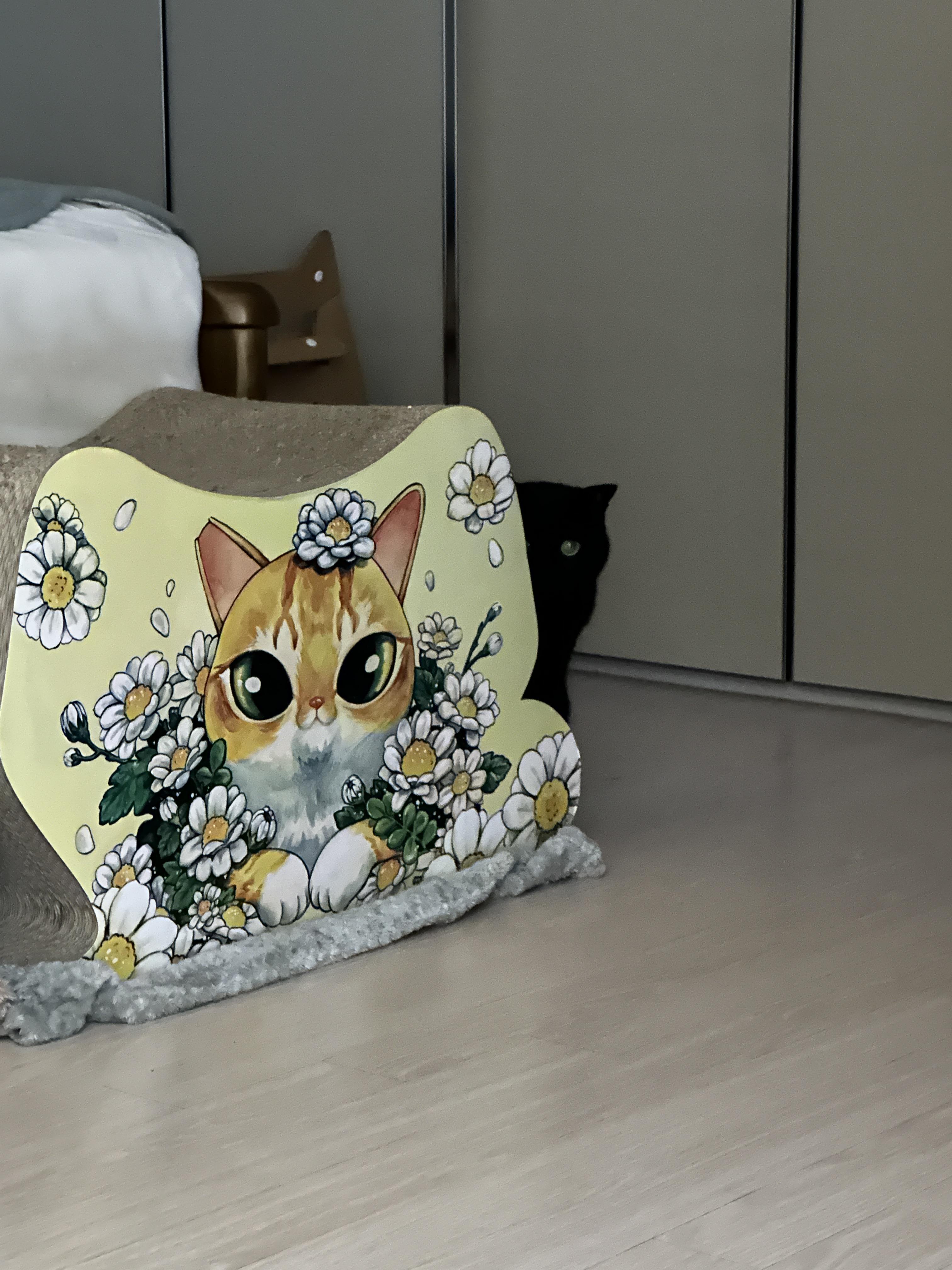 스크래쳐_뒤에_숨어서_지켜보고_있는_건이