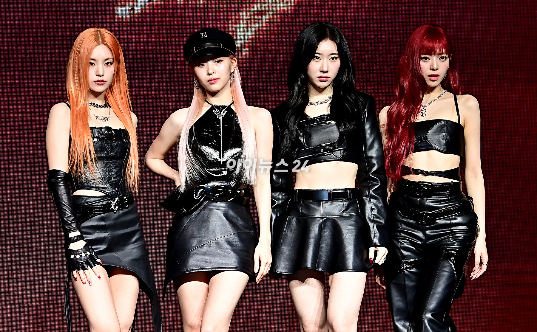 걸그룹 ITZY(있지)가 8일 오후 서울 여의도 콘래드&nbsp;서울에서 열린 새 미니 앨범 'BORN TO BE'(본 투 비)를 발매기념 쇼케이스에서 기념촬영을 하고 있다. [사진=곽영래 기자]