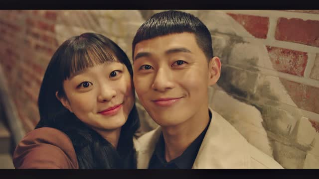 남녀 주인공이 다정스럽게 셀카를 찍는 모습