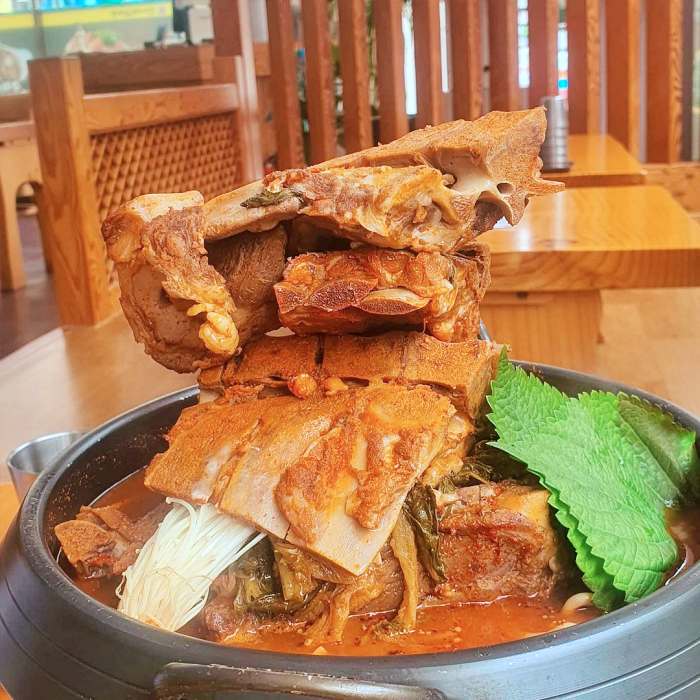 생방송투데이 인천 소래포구 높이만 25cm 산더미 뼈탑 감자탕 맛집