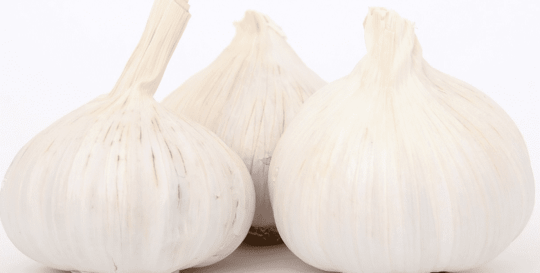 마늘 세 쪽이 놓여 있다