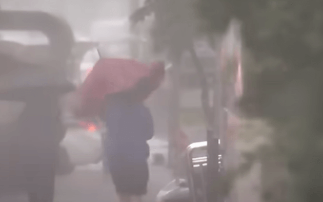 사람들이 우산을 쓰고 걷는 장면