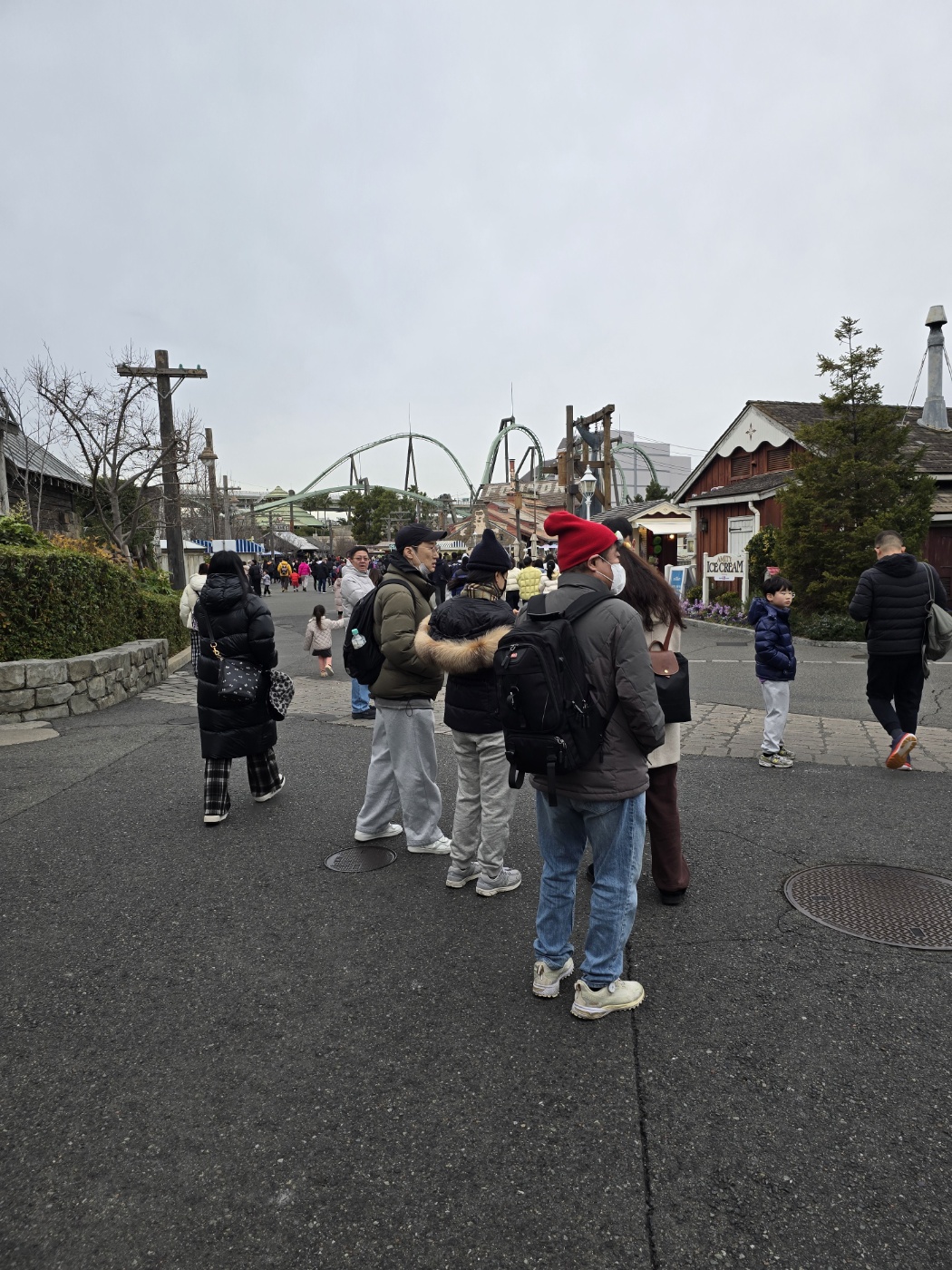  놀이공원 안으로 들어가는 동안의 모습들 이미지