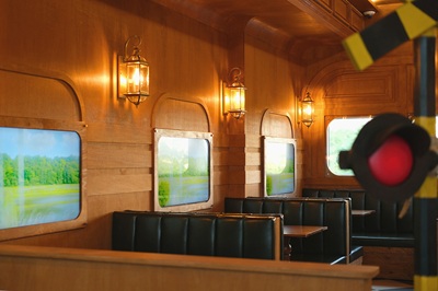 기차컨셉을 한 카페의 내부 모습을 찍은 사진