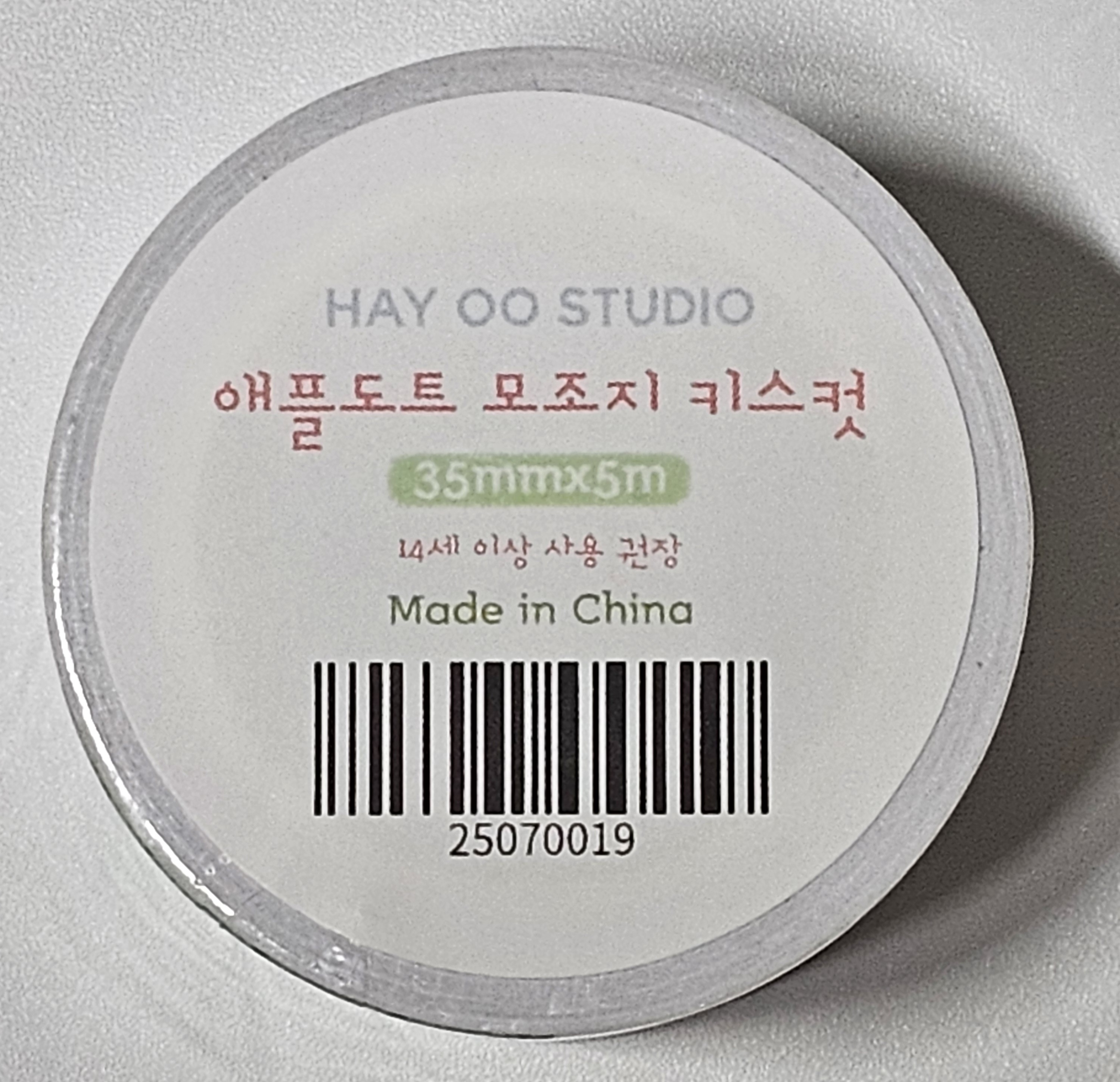 애플 도트 모조지 키스컷 제품 정보가 인쇄된 원형 라벨. ‘HAY OO STUDIO’, ‘35mm×5m’, ‘14세 이상 사용 권장’, ‘Made in China’ 문구와 바코드가 보임.