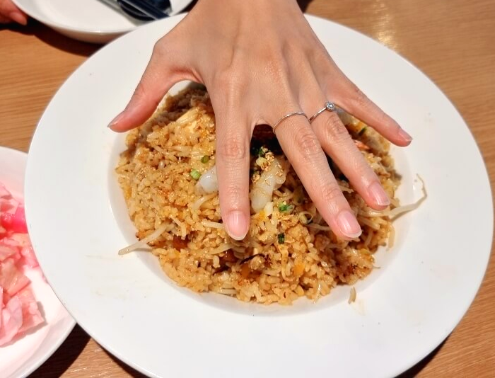 새우철판볶음밥 손바닥 크기와 비교