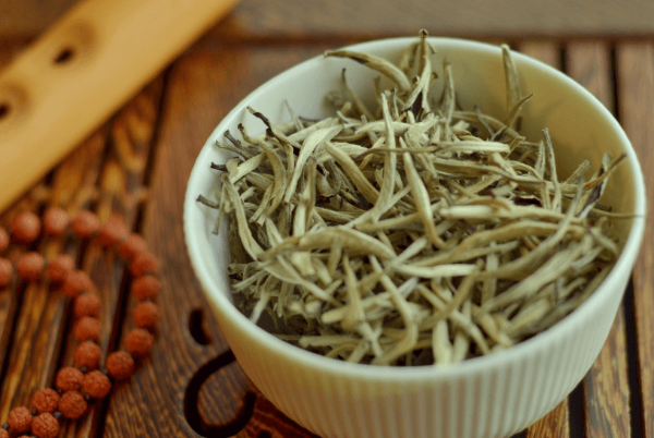 은침백차, 그릇에 들어있는 백차잎