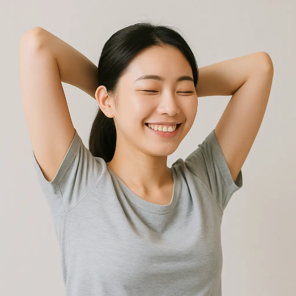 창업 성공 후 환한 미소를 짓는 한국인 여성 이미지