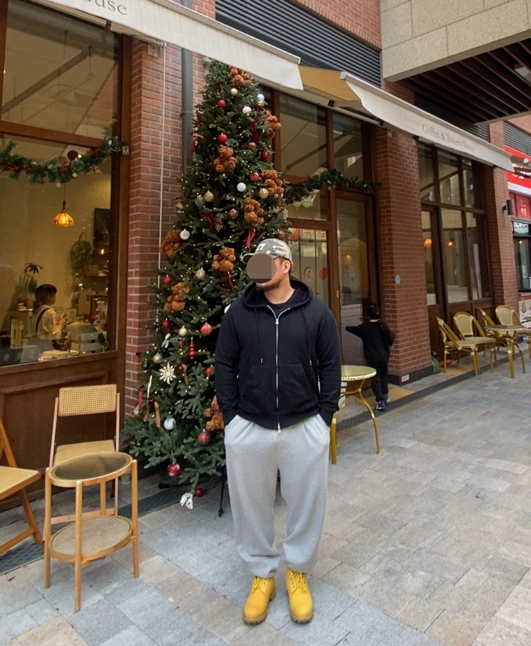 데일리룩('25. 11. 12.)원더플레이스 빈티지 워싱 카모 밀리터리 볼캡, 무신사스탠다드 후드티 보아후드티, 토피 벌룬핏 와이드트레이닝 스웨트 팬츠, 팀버랜드 6인치 워커 신발