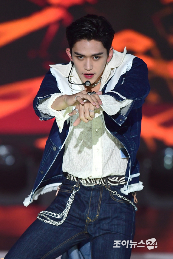 그룹 WayV(웨이션브이) 루카스가 4일 오후 서울 마포구 상암동 SBS 프리즘 타워에서 열린 SBS MTV 음악프로그램 '더쇼' 현장공개에서 멋진 무대를 선보이고 있다. [사진=정소희 기자]