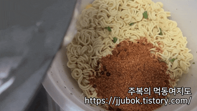 농심-육개장-사발면-물붓기