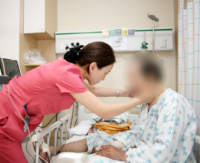간병비 지원 간호사와 환자가 있는 깨끗한 요양병원 병실 모습