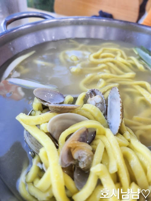 바지락이 듬뿍 들어간 시원한 국물의 황도바지락칼국수