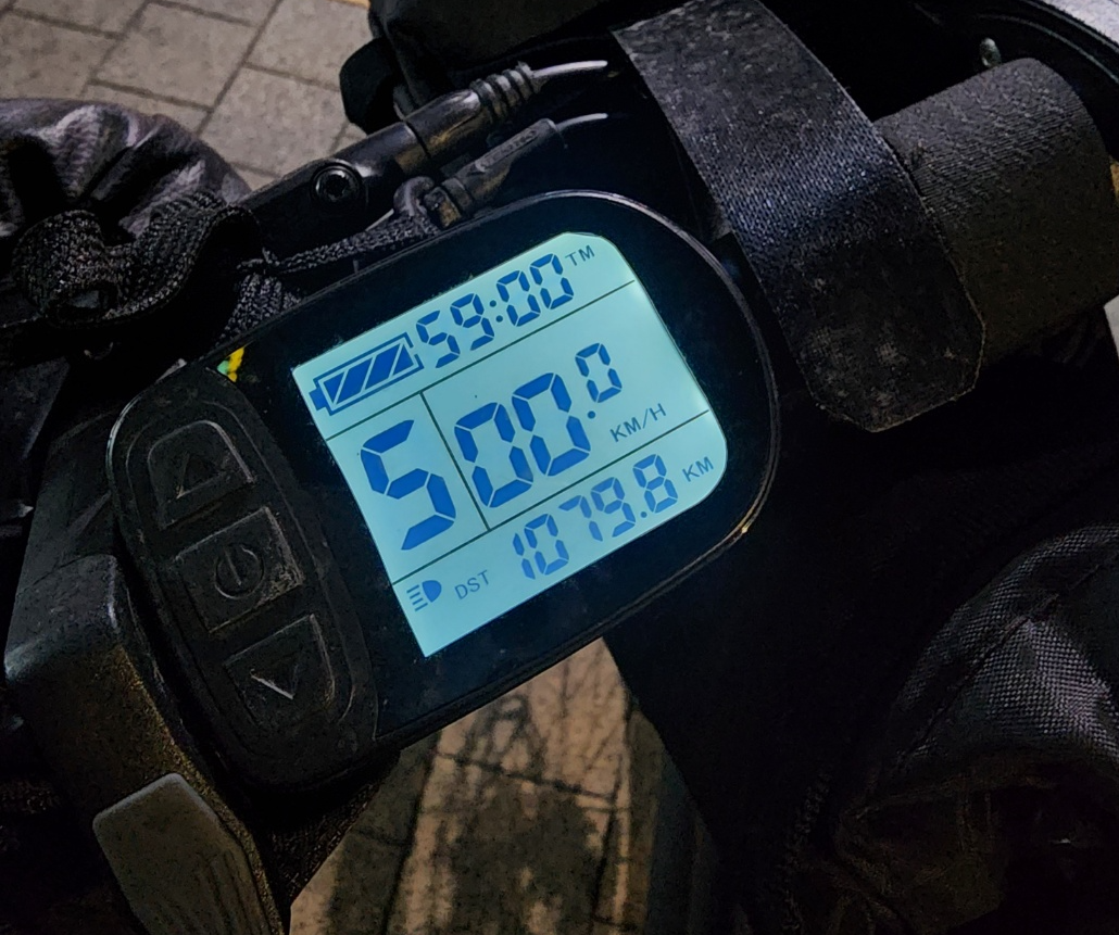 퀄리 엑스트론 투어 전기자전거 계기판에 표시된 총 주행거리 1079.8km. 실제 배달 투잡으로 누적된 주행거리 인증 화면.