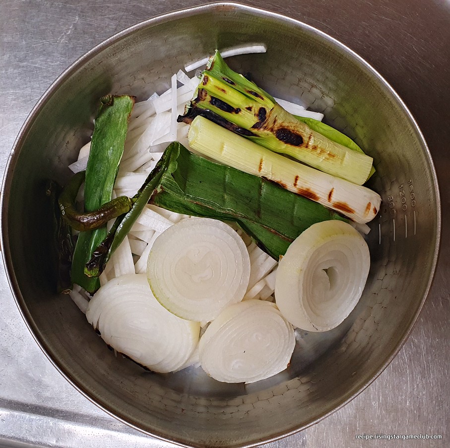 판모밀국수의 육수(쯔유)를 만들기 위해 냄비에 구운 야채(파, 양파, 청양고추)와 멸치를 넣은 사진