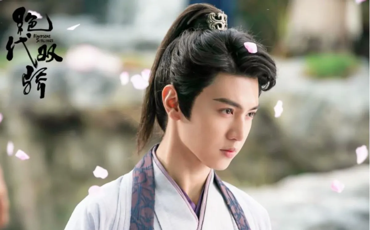 꽃잎떨어지는배경에-서있는-강소어-진철원